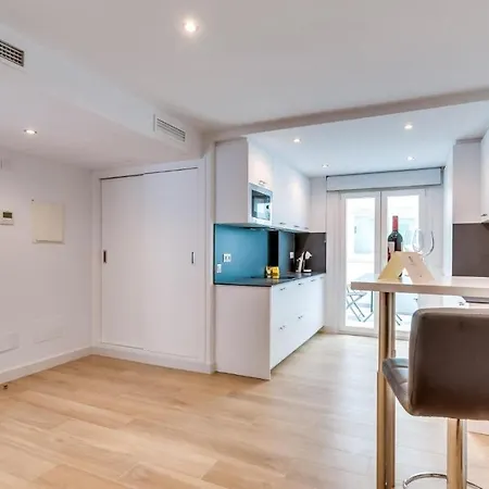 Huerto 22 Chic Urban Corner Apartment Estepona