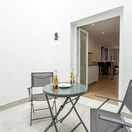 Huerto 22 Chic Urban Corner Apartment *